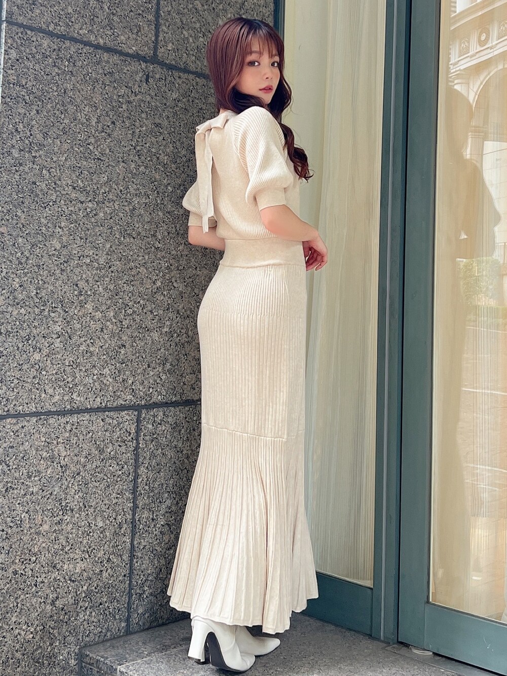 ブラック系のテーラードジャケット、ホワイト系のワンピースを着用したレディースの秋コーディネートの7枚目の写真