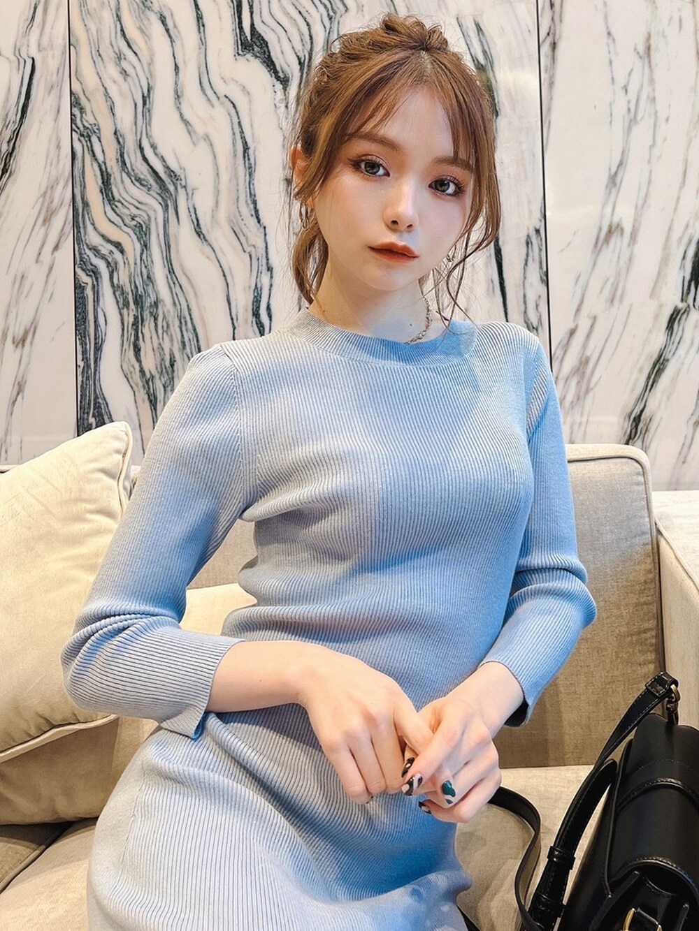 ブルー系のワンピース、ホワイト系のパンプスを着用したレディースの冬コーディネートの2枚目の写真