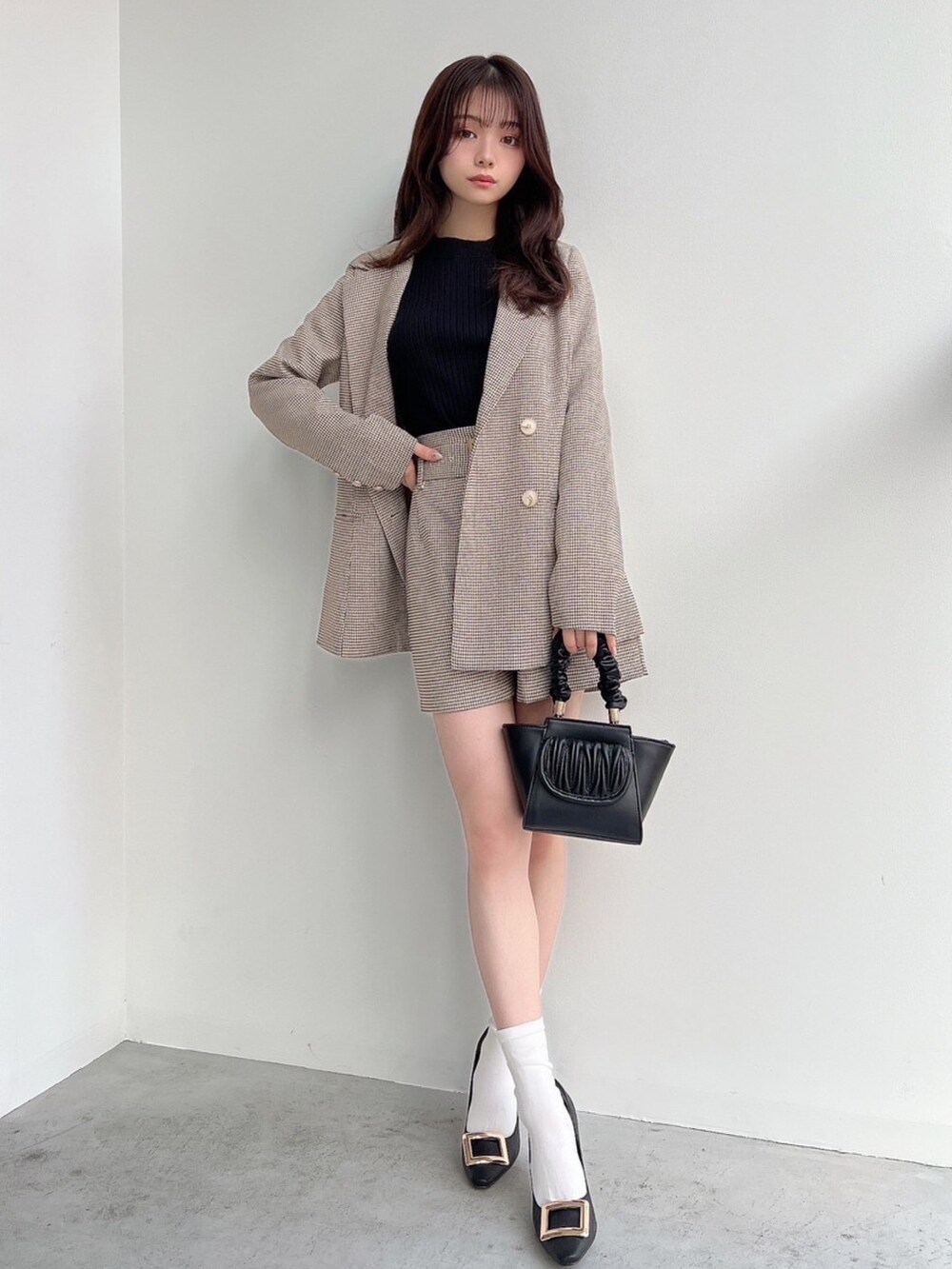 その他のテーラードジャケット、その他のその他パンツ、ブラック系のニット/セーターを着用したレディースの冬コーディネートの3枚目の写真