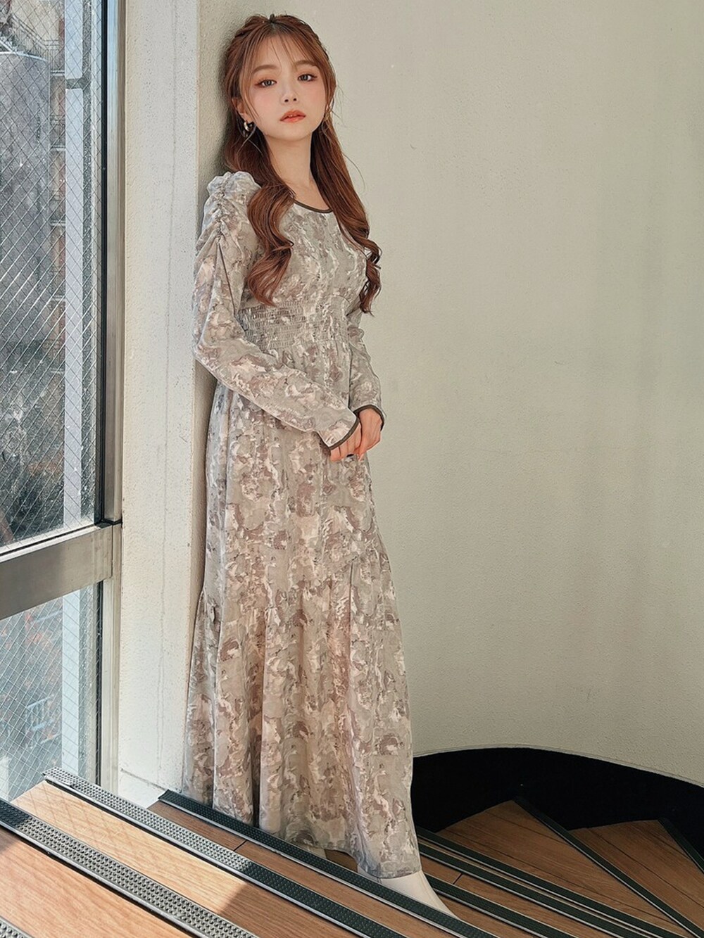 ホワイト系のブーツ、ピンク系のワンピースを着用したレディースの冬コーディネートの3枚目の写真