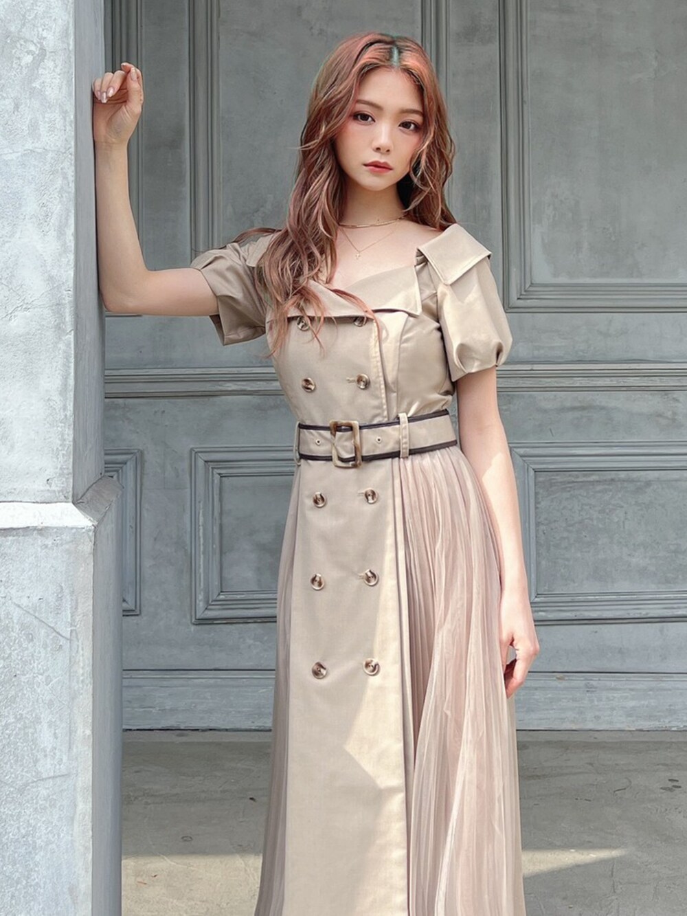 ベージュ系のワンピースを着用したレディースの春コーディネートの2枚目の写真