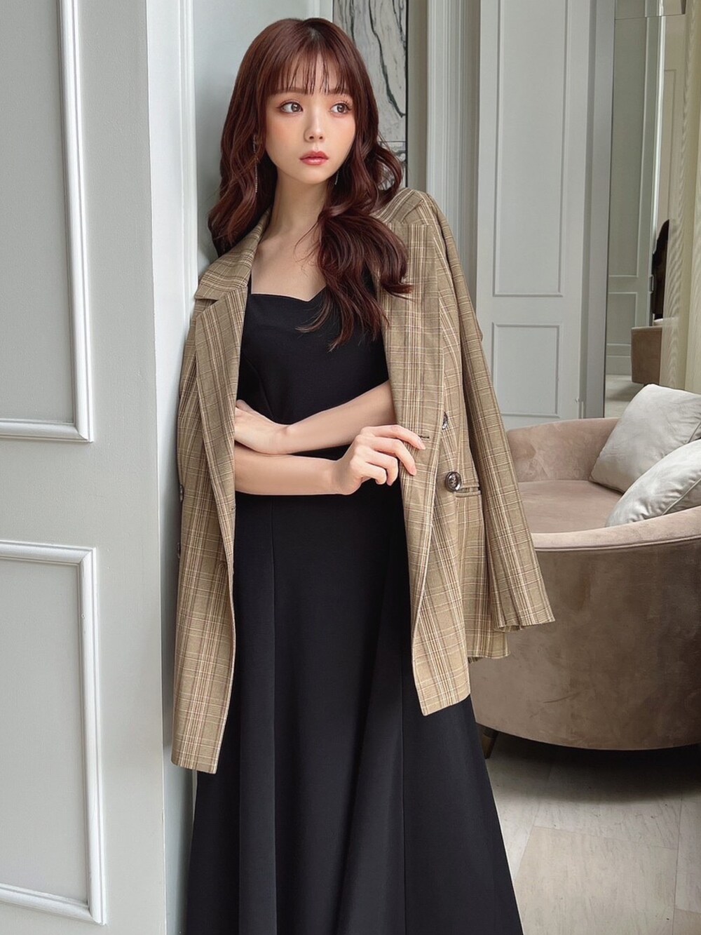 ブラック系のワンピース、グリーン系のテーラードジャケット、ブラック系のサンダルを着用したレディースの夏コーディネートの3枚目の写真