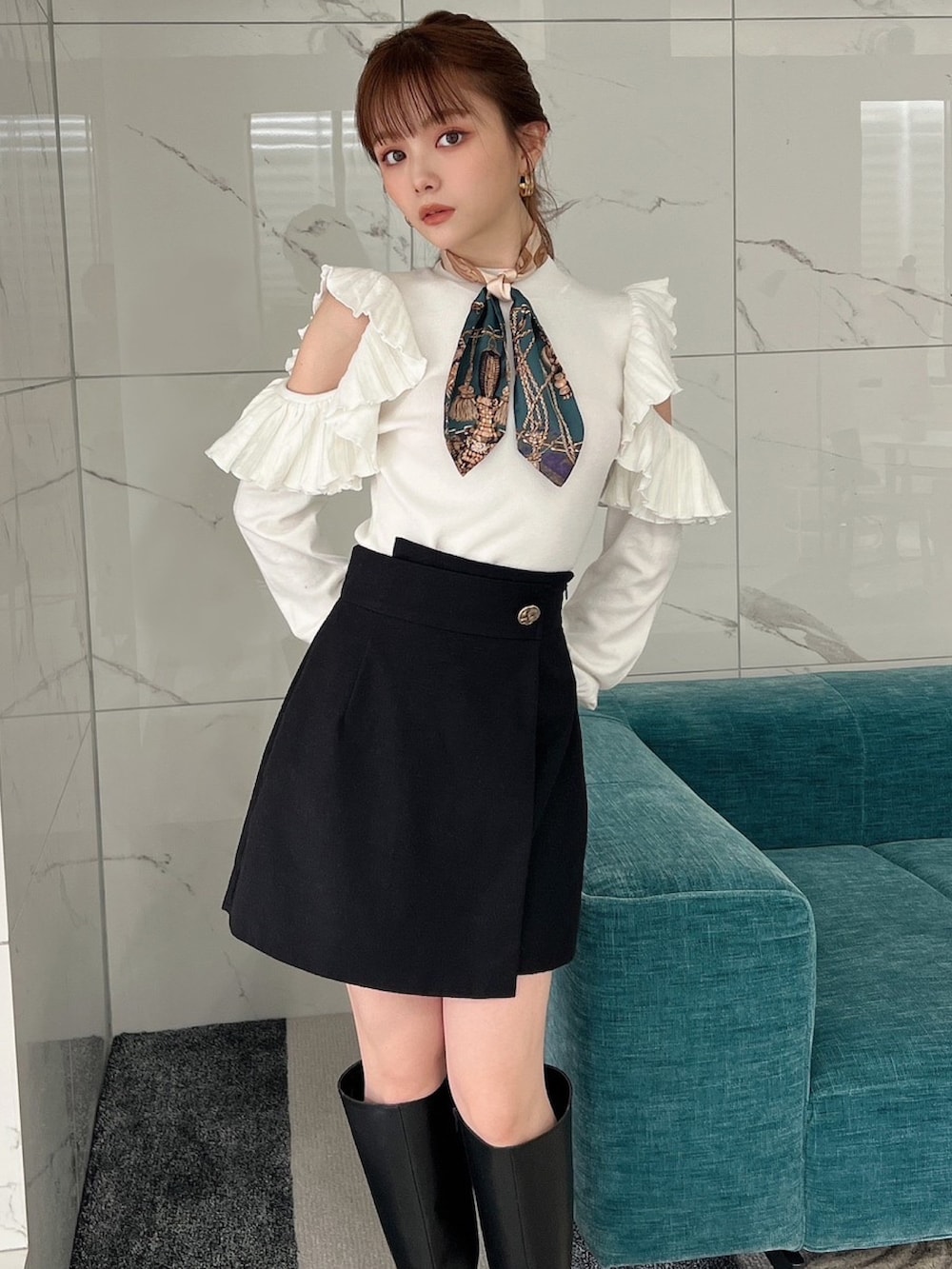 ホワイト系のニット/セーター、ブラック系のその他パンツ、ブラック系のブーツを着用したレディースの秋コーディネートの2枚目の写真