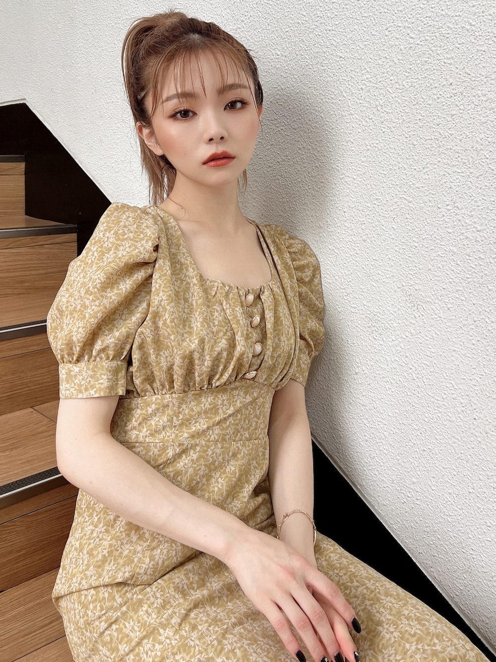 ホワイト系のサンダル、その他のワンピースを着用したレディースの夏コーディネートの2枚目の写真