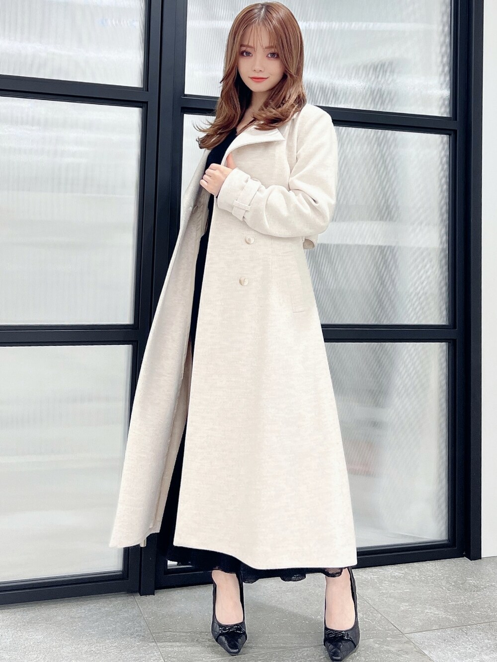 ブラック系のパンプス、ブラック系のワンピース、ホワイト系のその他アウターを着用したレディースの秋コーディネートの2枚目の写真