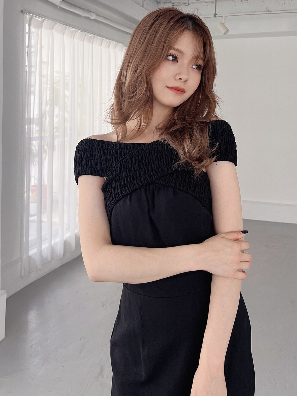 ベージュ系のサンダル、ブラック系のワンピースを着用したレディースの夏コーディネートの4枚目の写真