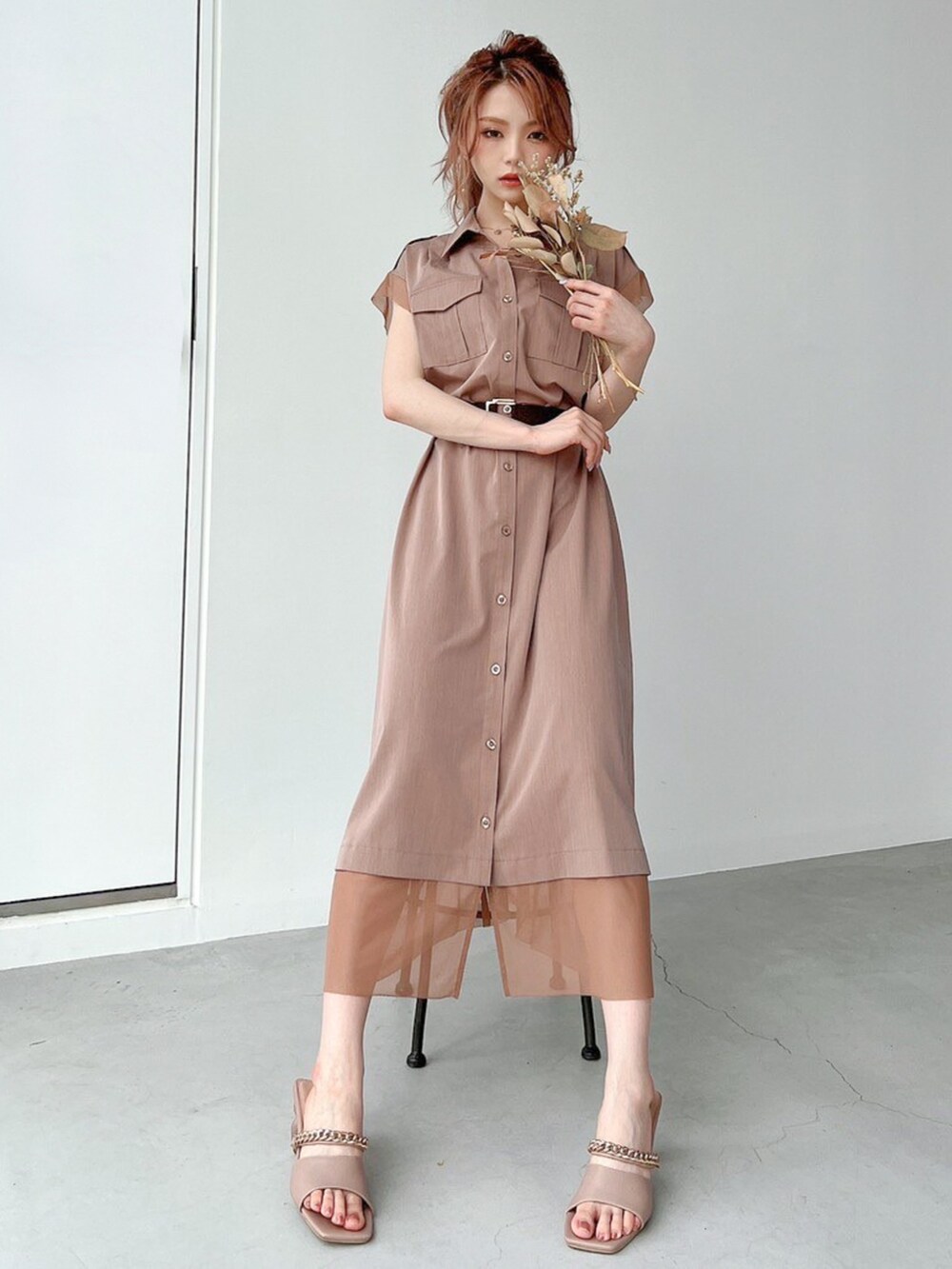 ベージュ系のワンピース、ベージュ系のサンダル、ゴールド系のピアス（両耳用）を着用したレディースの春コーディネートの2枚目の写真