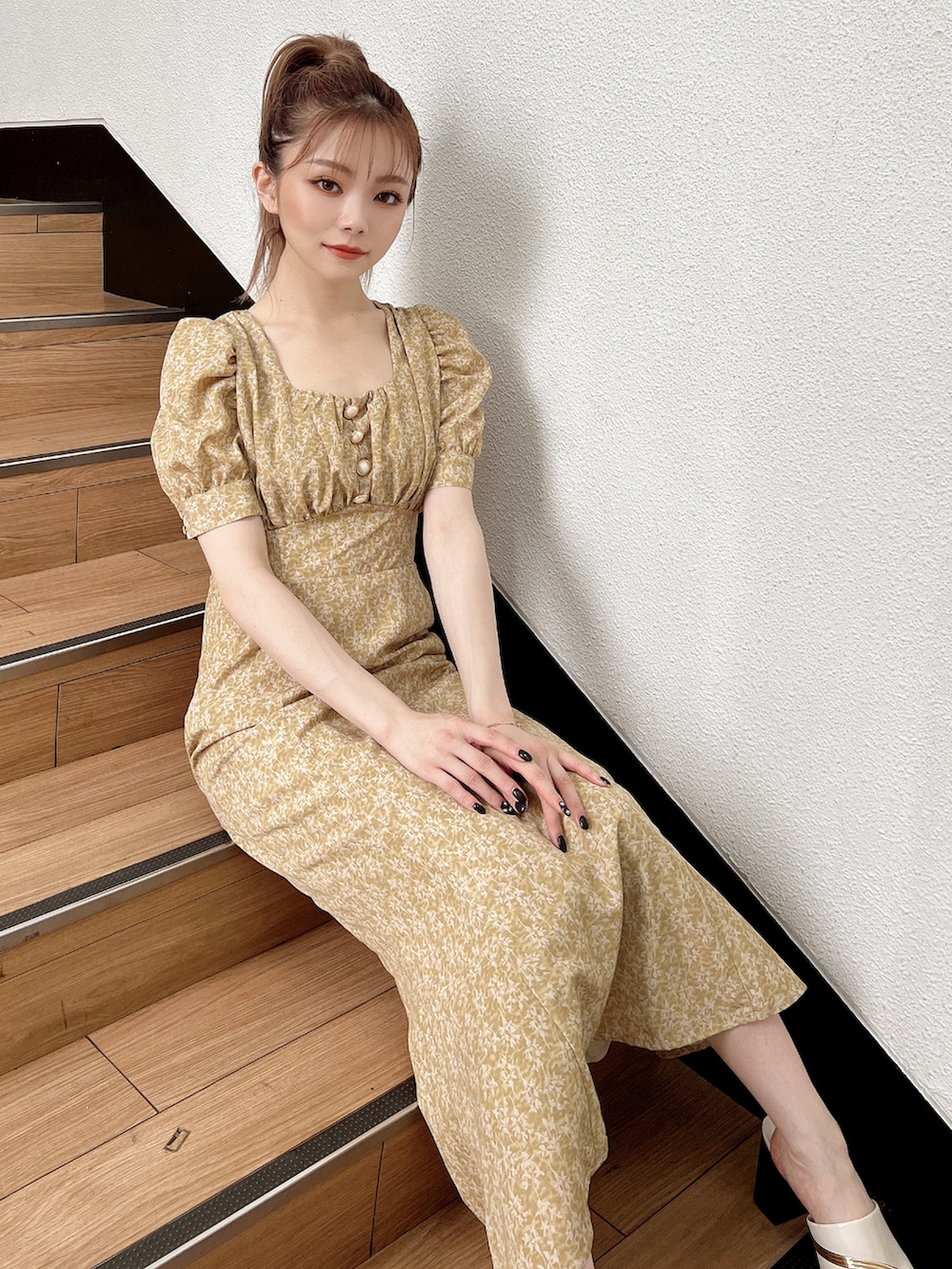 ホワイト系のサンダル、その他のワンピースを着用したレディースの夏コーディネートの3枚目の写真