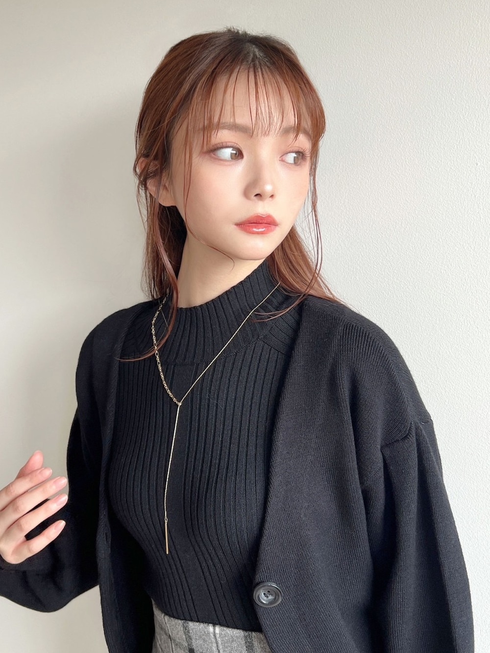 ブラック系のスカート、ブラック系のカーディガン/ボレロ、ブラック系のニット/セーターを着用したレディースの冬コーディネートの6枚目の写真