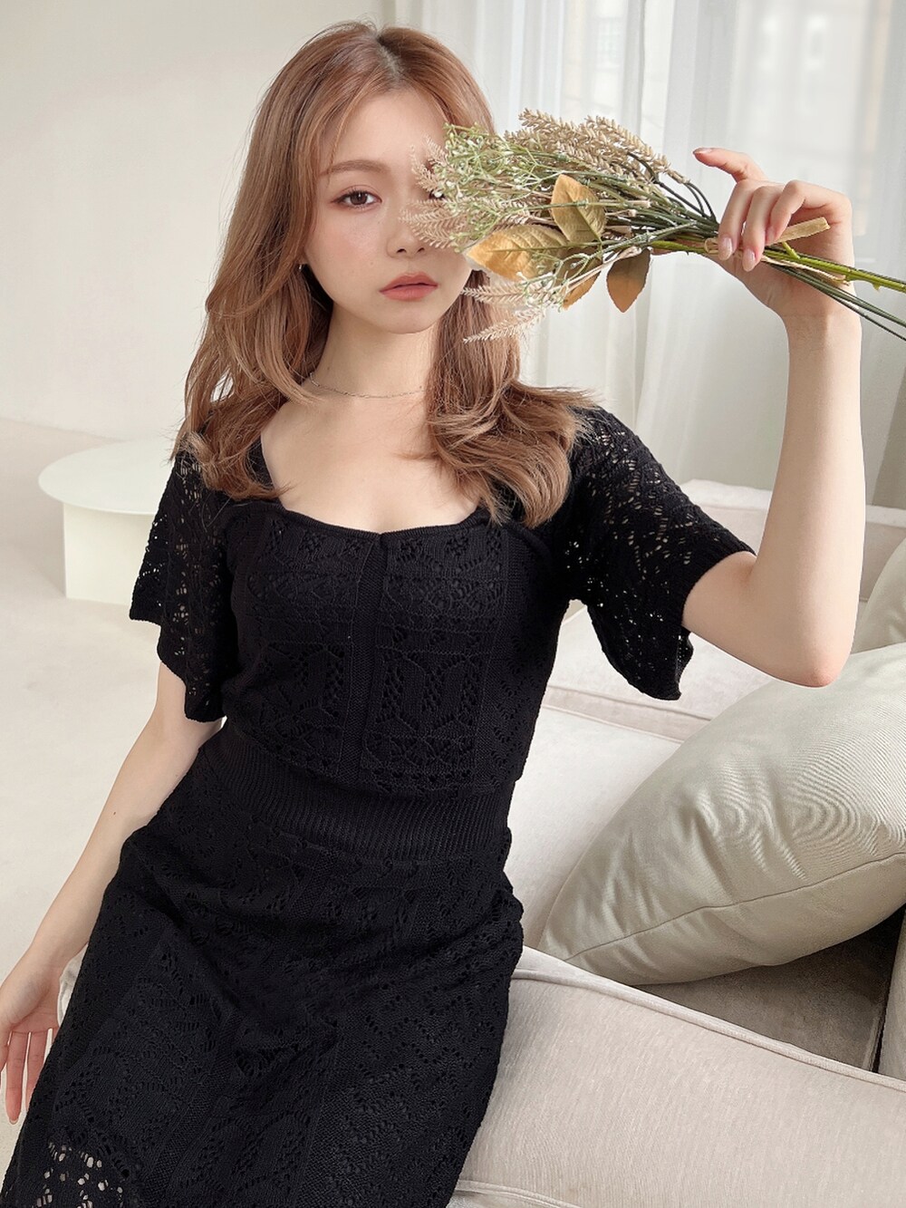 ブラック系のワンピース、ブラック系のサンダルを着用したレディースの夏コーディネートの4枚目の写真