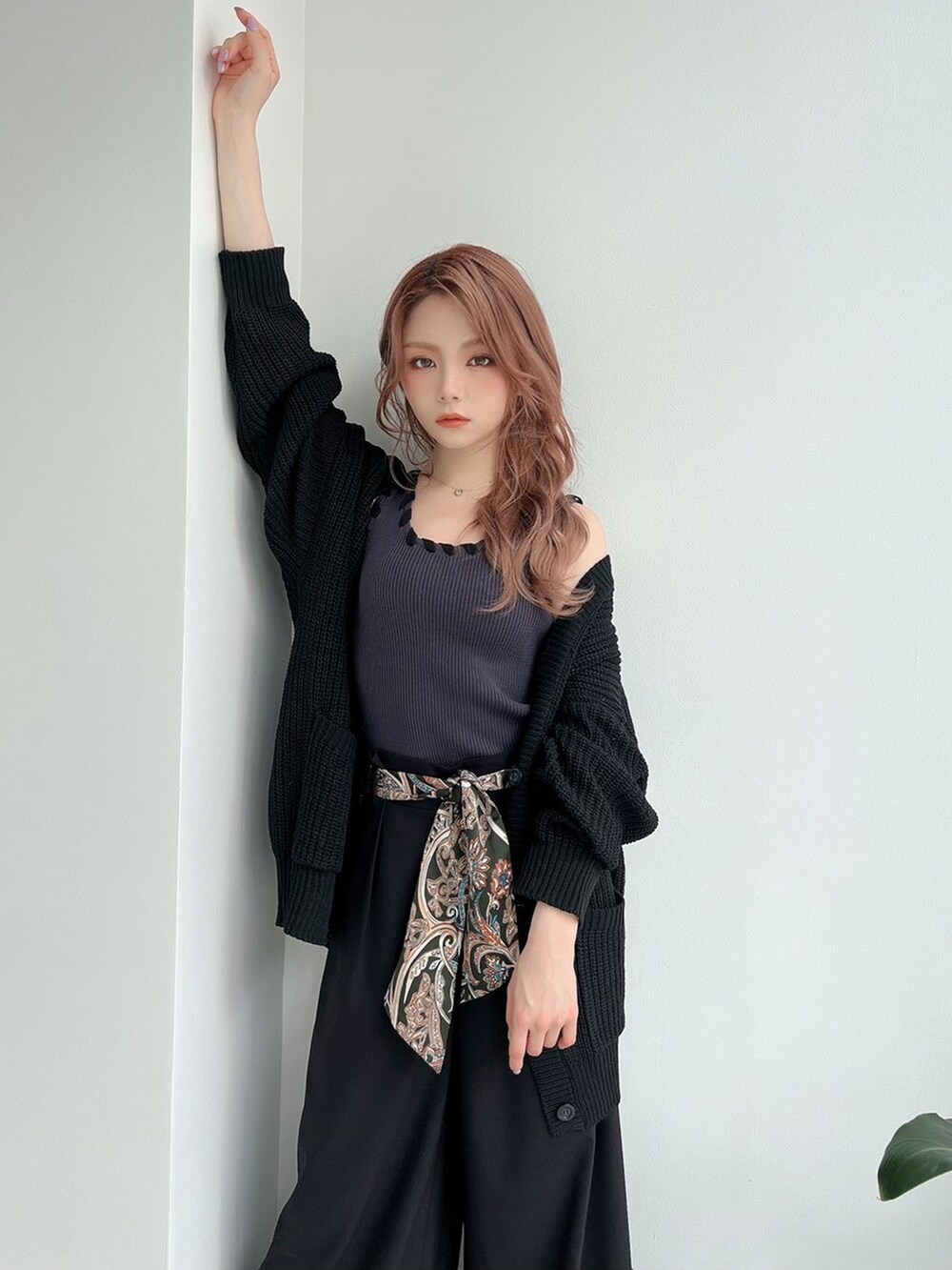 グレー系のタンクトップ、ブラック系のその他パンツ、ブラック系のカーディガン/ボレロを着用したレディースの春コーディネートの2枚目の写真