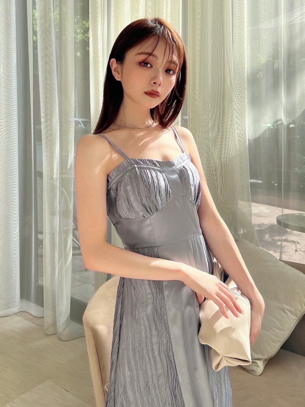 ブルー系のドレス、ホワイト系のパンプスを着用したレディースの春コーディネートの2枚目の写真