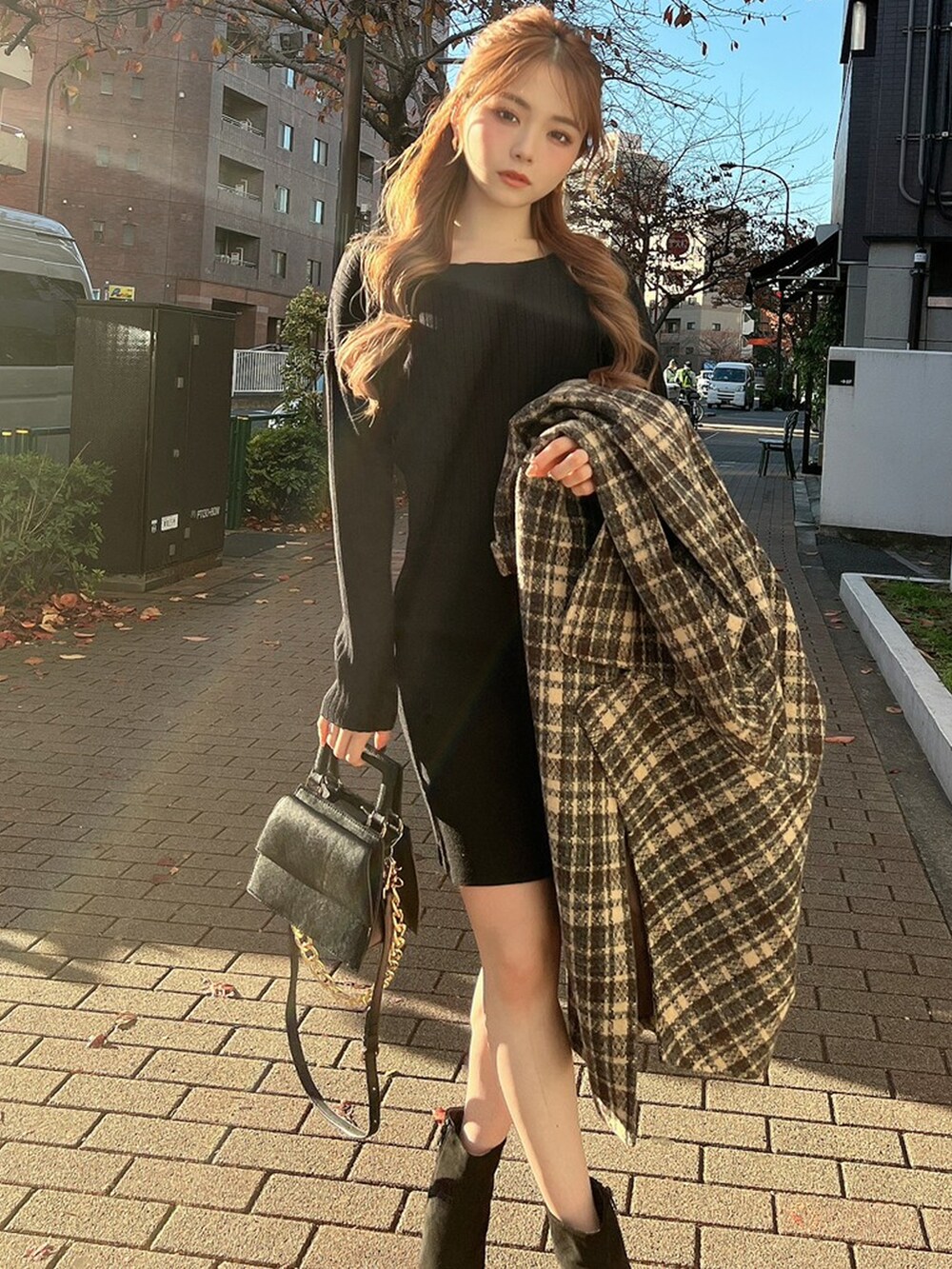 ブラック系のブーツ、その他のその他アウター、ブラック系のワンピースを着用したレディースの冬コーディネートの3枚目の写真