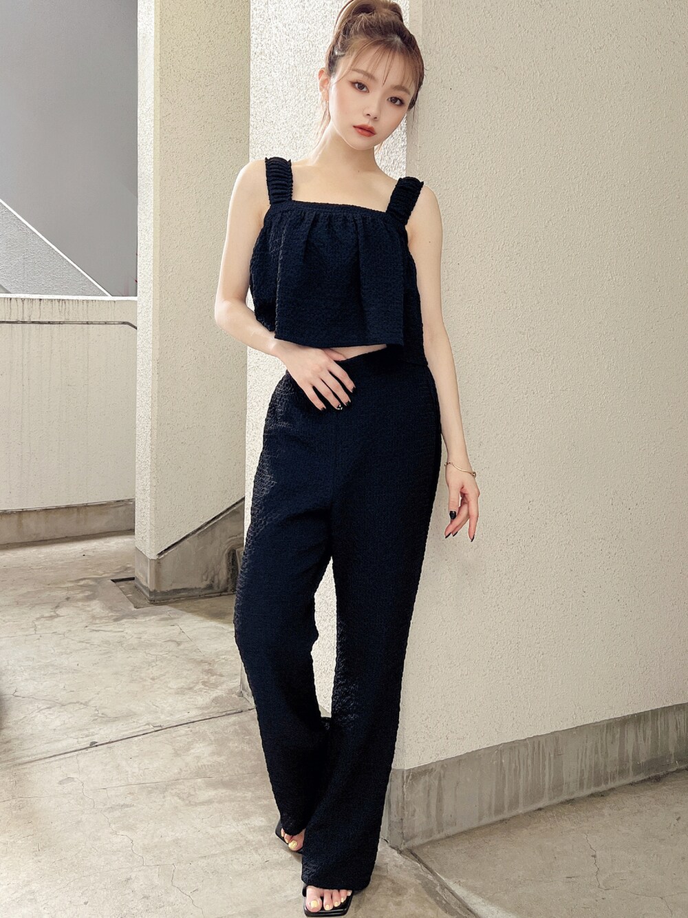 ブラック系のサンダル、ブラック系のキャミソール、ブラック系のその他パンツを着用したレディースの夏コーディネートの2枚目の写真