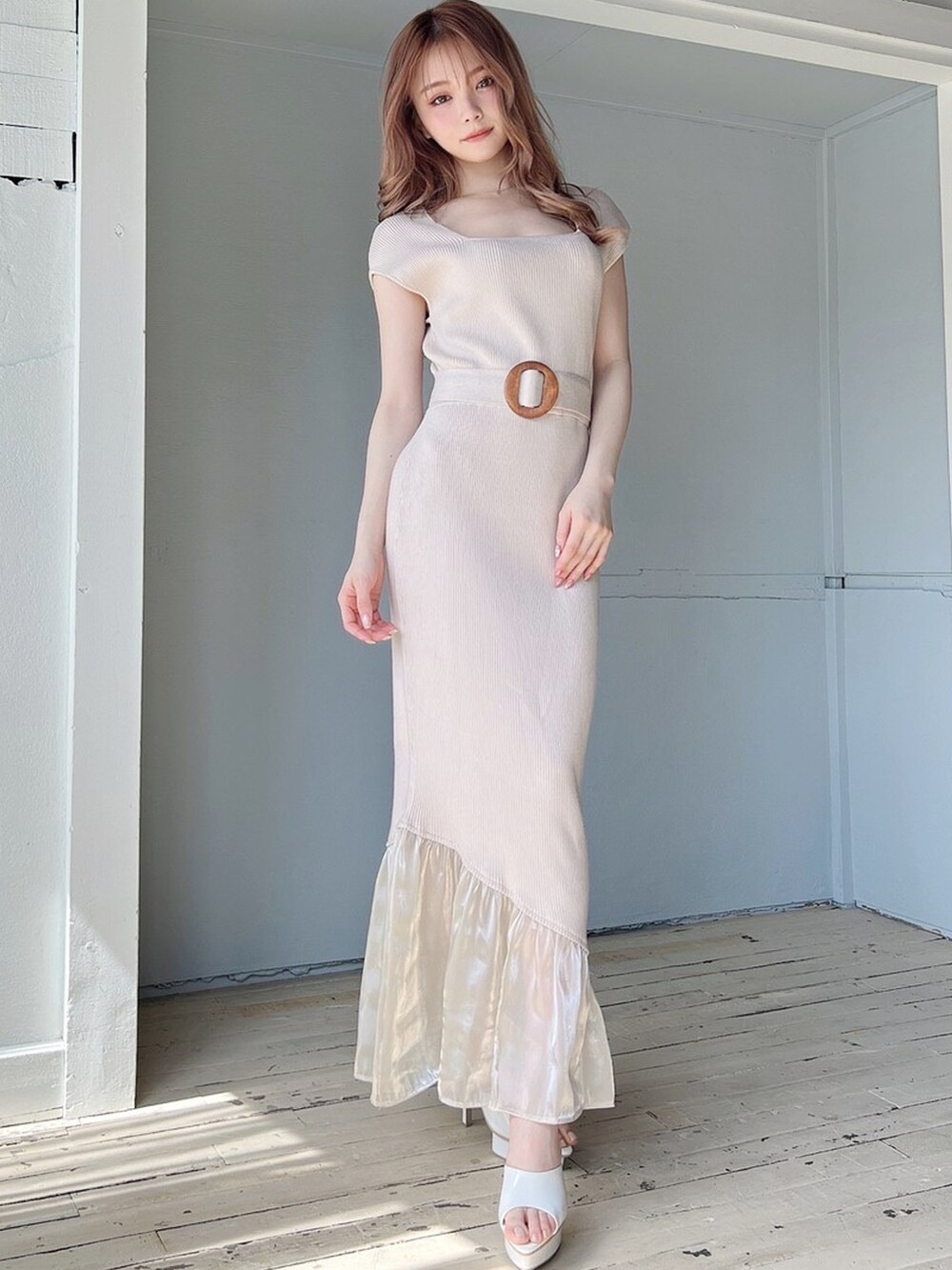 ホワイト系のワンピース、ホワイト系のサンダルを着用したレディースの春コーディネートの2枚目の写真