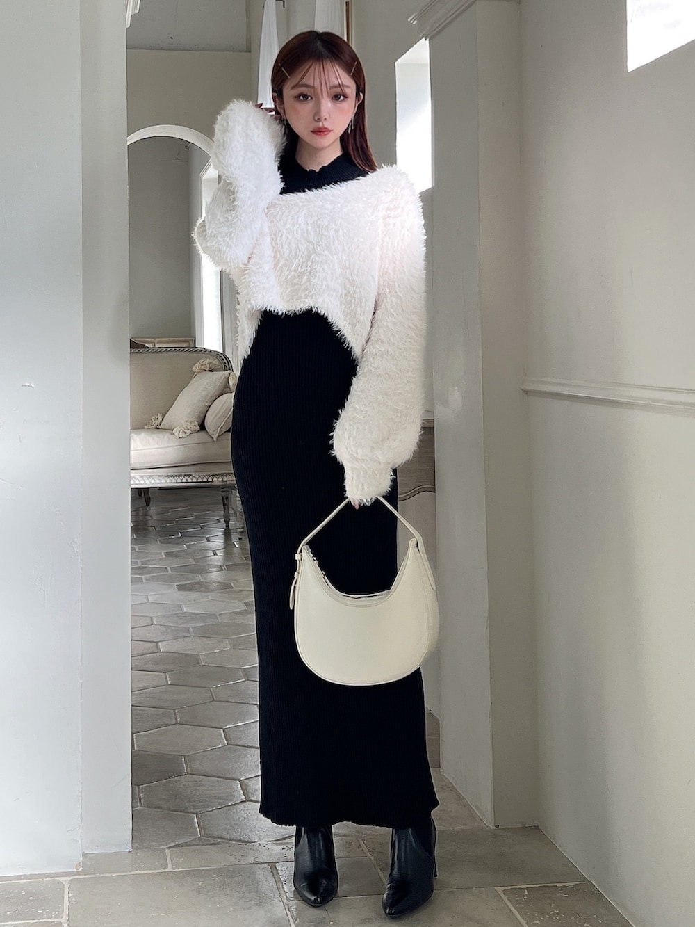 その他のワンピース、ホワイト系のハンドバッグ、ブラック系のブーツを着用したレディースの冬コーディネートの4枚目の写真