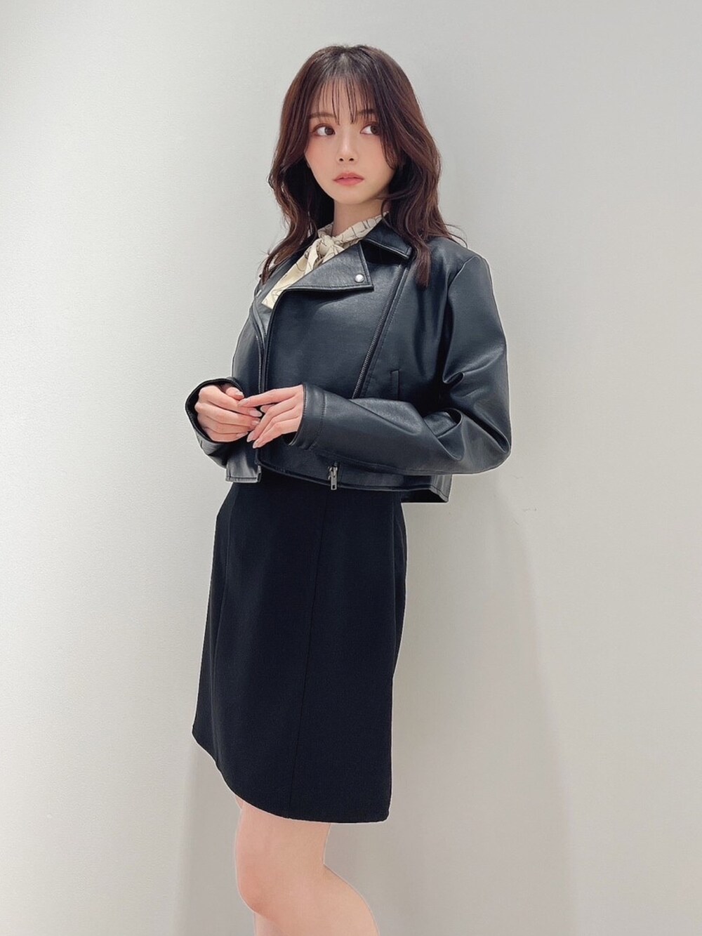 その他のシャツ/ブラウス、ブラック系のワンピース、ブラック系のライダースジャケットを着用したレディースの冬コーディネートの3枚目の写真