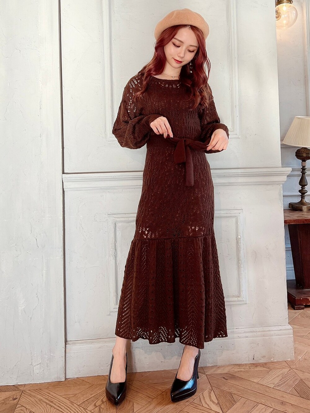 ブラウン系のワンピース、ブラウン系のハンチング/ベレー帽を着用したレディースの秋コーディネートの2枚目の写真