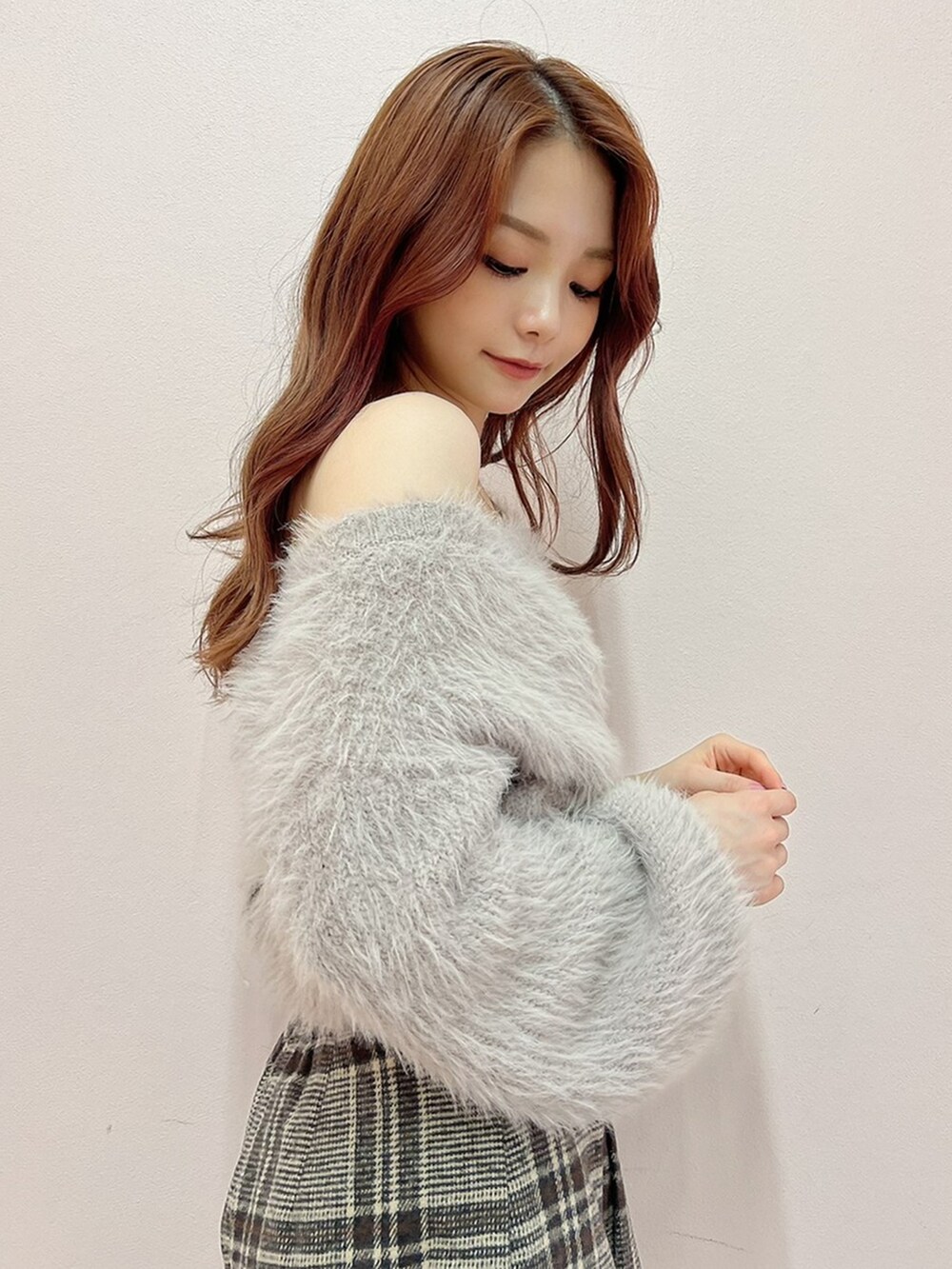 その他のその他パンツ、ベージュ系のカーディガン/ボレロ、ゴールド系のネックレスを着用したレディースの秋コーディネートの4枚目の写真