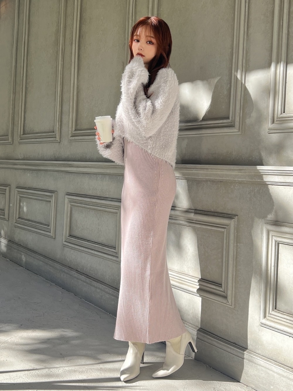 グレー系のワンピース、ホワイト系のブーツを着用したレディースの冬コーディネートの4枚目の写真