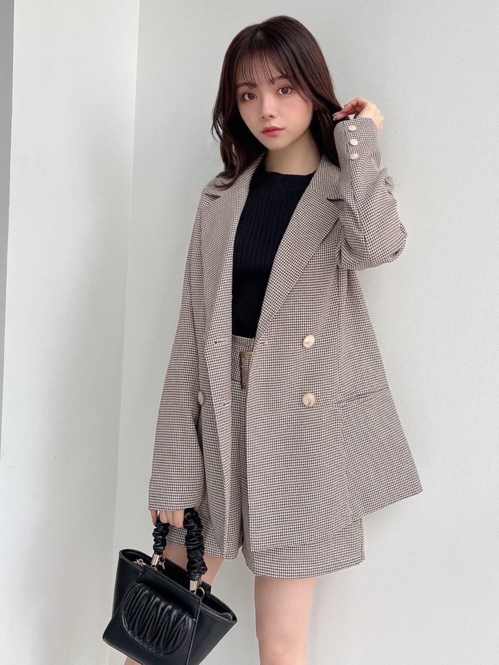 その他のテーラードジャケット、その他のその他パンツ、ブラック系のニット/セーターを着用したレディースの冬コーディネートの4枚目の写真