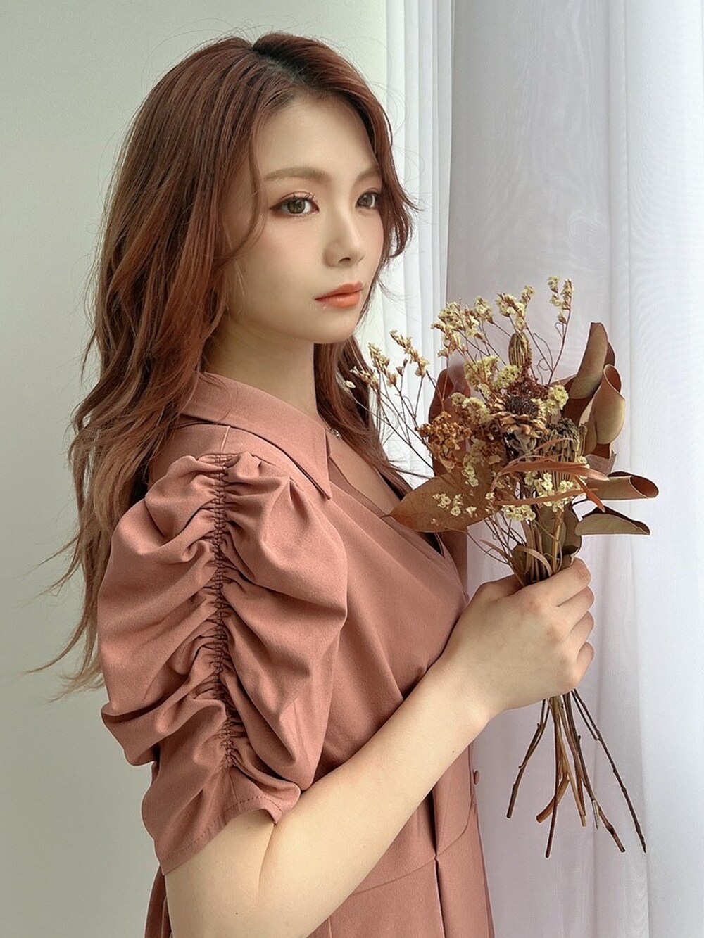 ブラウン系のサンダル、ピンク系のシャツワンピースを着用したレディースの春コーディネートの2枚目の写真