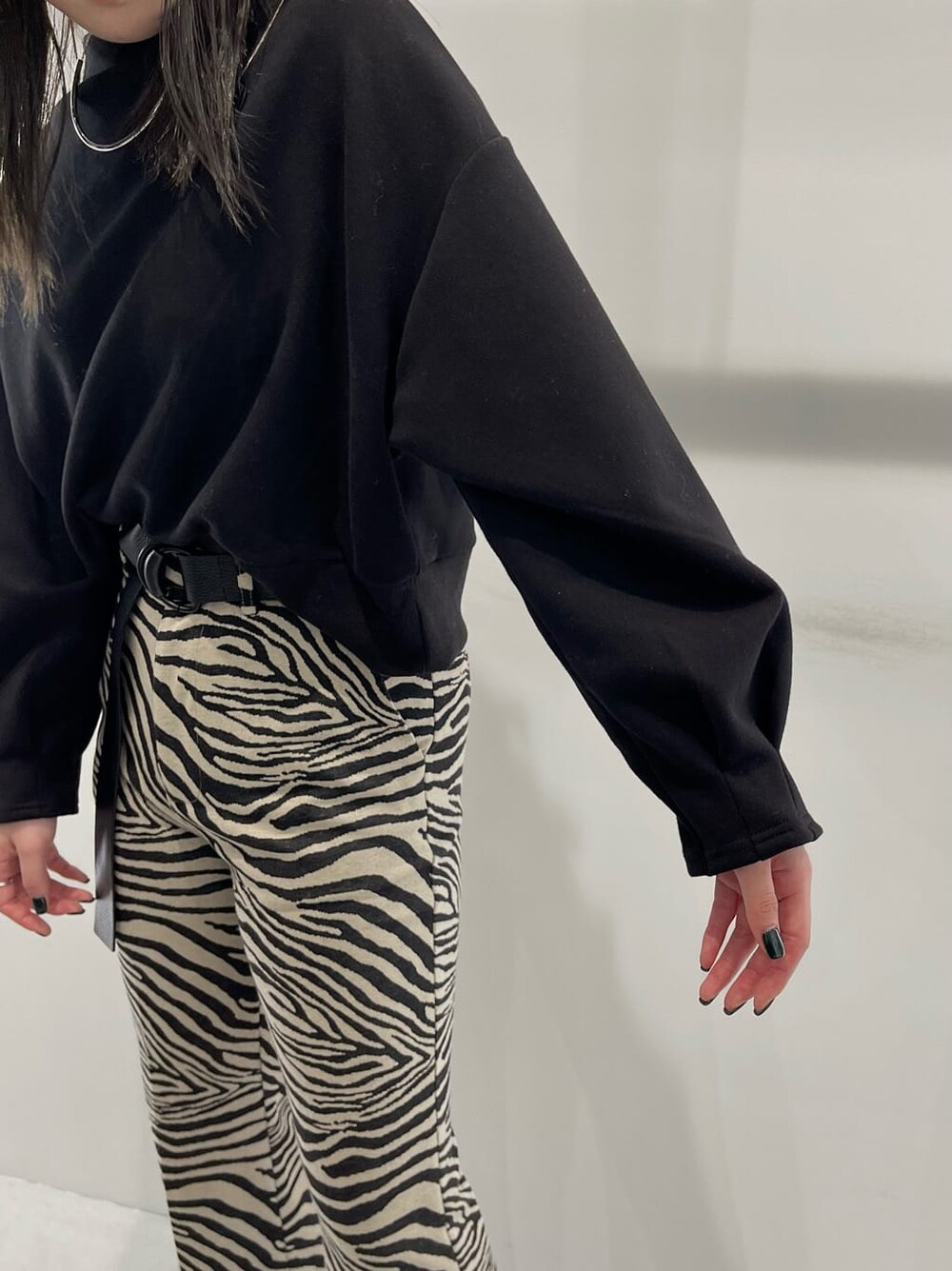 ブラック系のブーツ、その他のその他パンツ、ブラック系のボディバッグ/ウエストポーチを着用したレディースの秋コーディネートの5枚目の写真