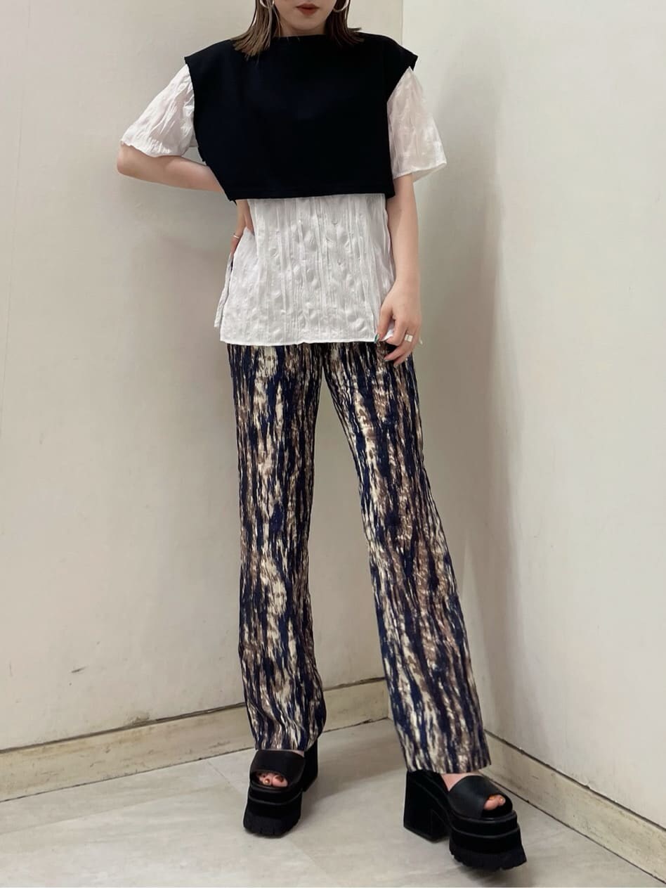 その他のその他パンツ、ブラック系のサンダル、ブラック系のTシャツ/カットソーを着用したレディースの夏コーディネートの3枚目の写真