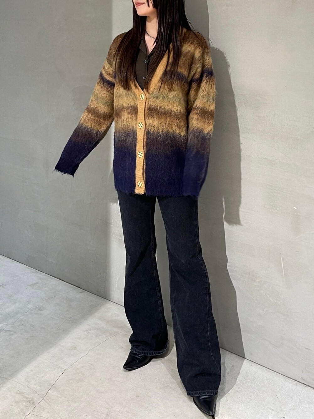 ブラウン系のシャツ/ブラウス、ブラウン系のカーディガン/ボレロを着用したレディースの秋コーディネートの2枚目の写真