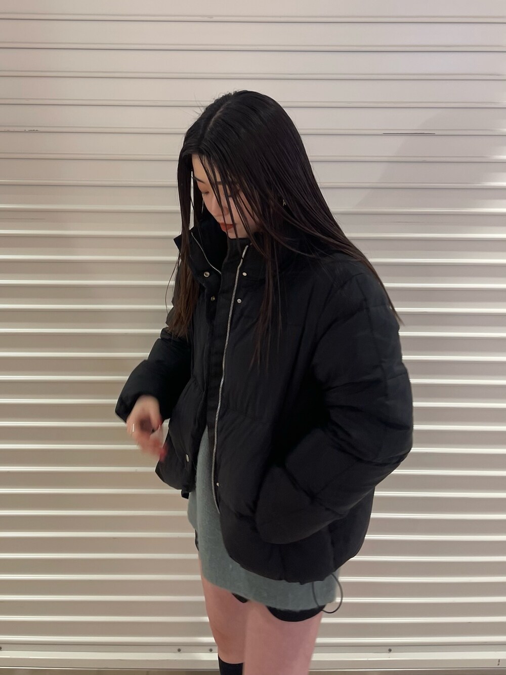 ブラック系のダウンジャケット/コート、ブルー系のニット/セーターを着用したレディースの冬コーディネートの3枚目の写真