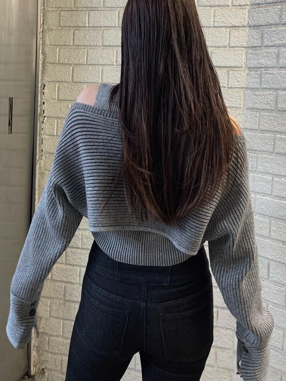 グレー系のニット/セーターを着用したレディースの秋コーディネートの6枚目の写真