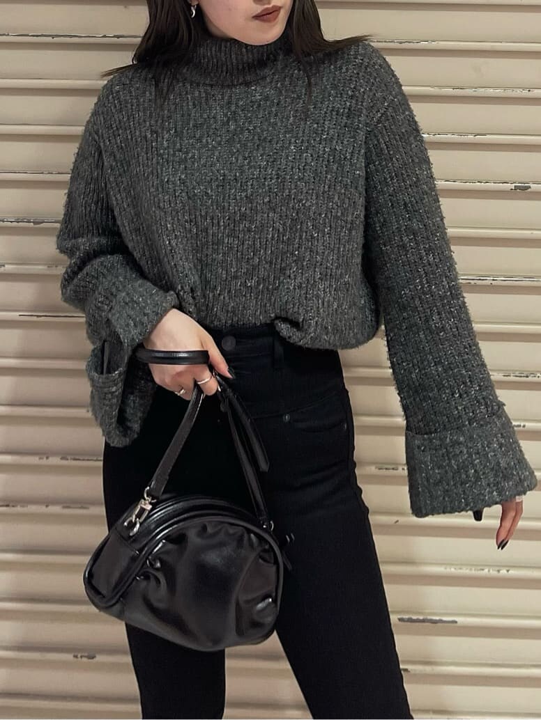 グレー系のニット/セーター、ブラック系のボディバッグ/ウエストポーチを着用したレディースの秋コーディネートの3枚目の写真