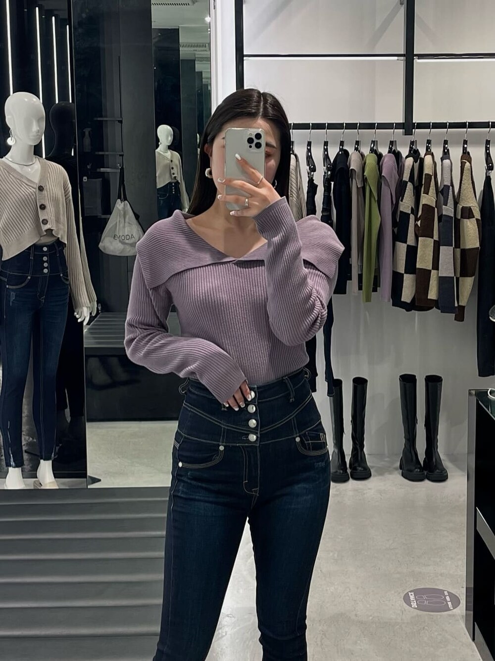 パープル系のニット/セーターを着用したレディースの冬コーディネートの3枚目の写真