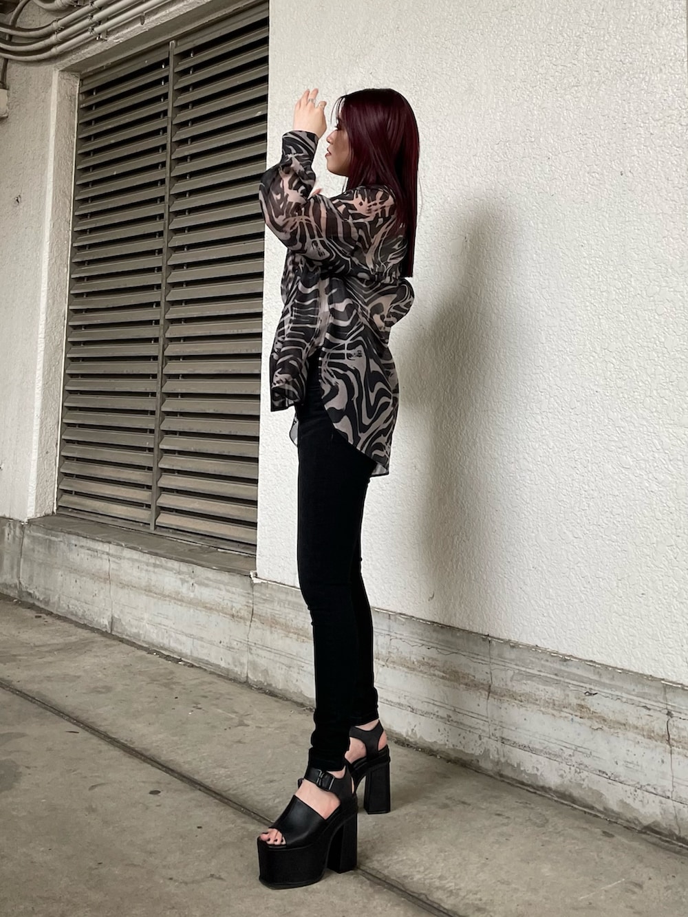 ブラック系のデニムパンツ、ホワイト系のタンクトップ、ベージュ系のシャツ/ブラウスを着用したレディースの夏コーディネートの3枚目の写真