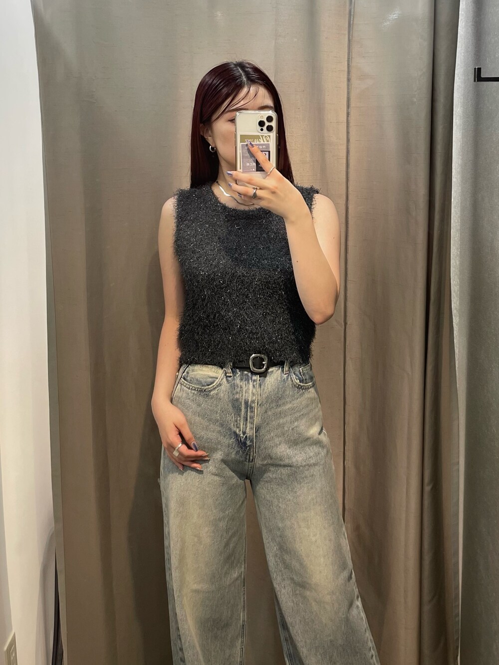 ブルー系のデニムパンツ、グレー系のタンクトップ、ブラック系のサンダルを着用したレディースの夏コーディネートの4枚目の写真