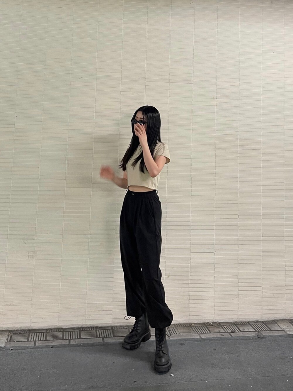 ベージュ系のTシャツ/カットソー、ブラック系のその他パンツ、ブラック系のブーツを着用したレディースの春コーディネートの2枚目の写真