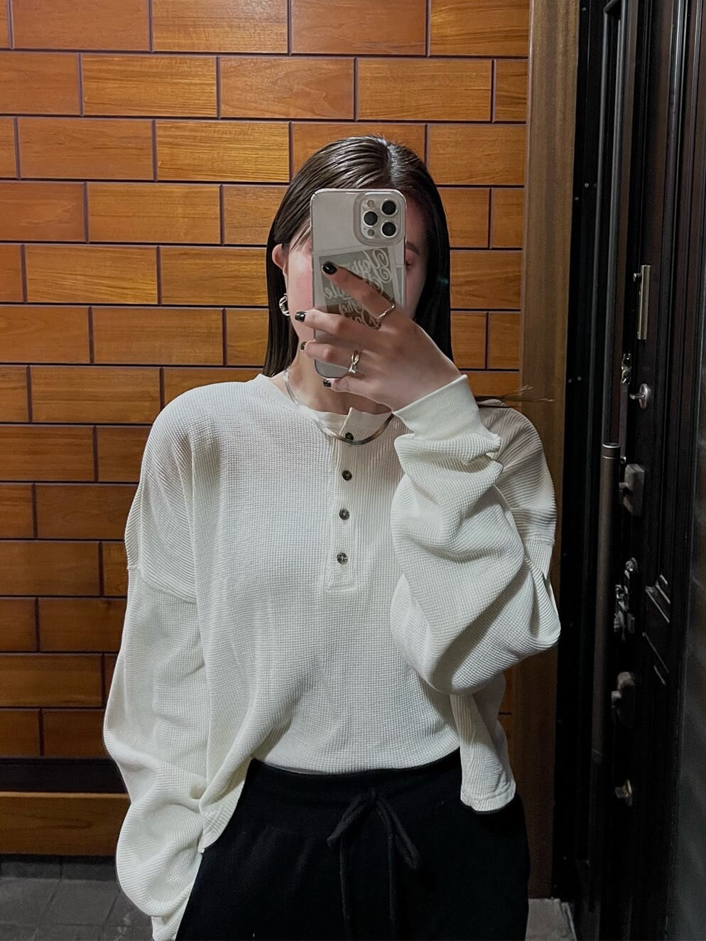 ホワイト系のTシャツ/カットソーを着用したレディースの秋コーディネートの2枚目の写真