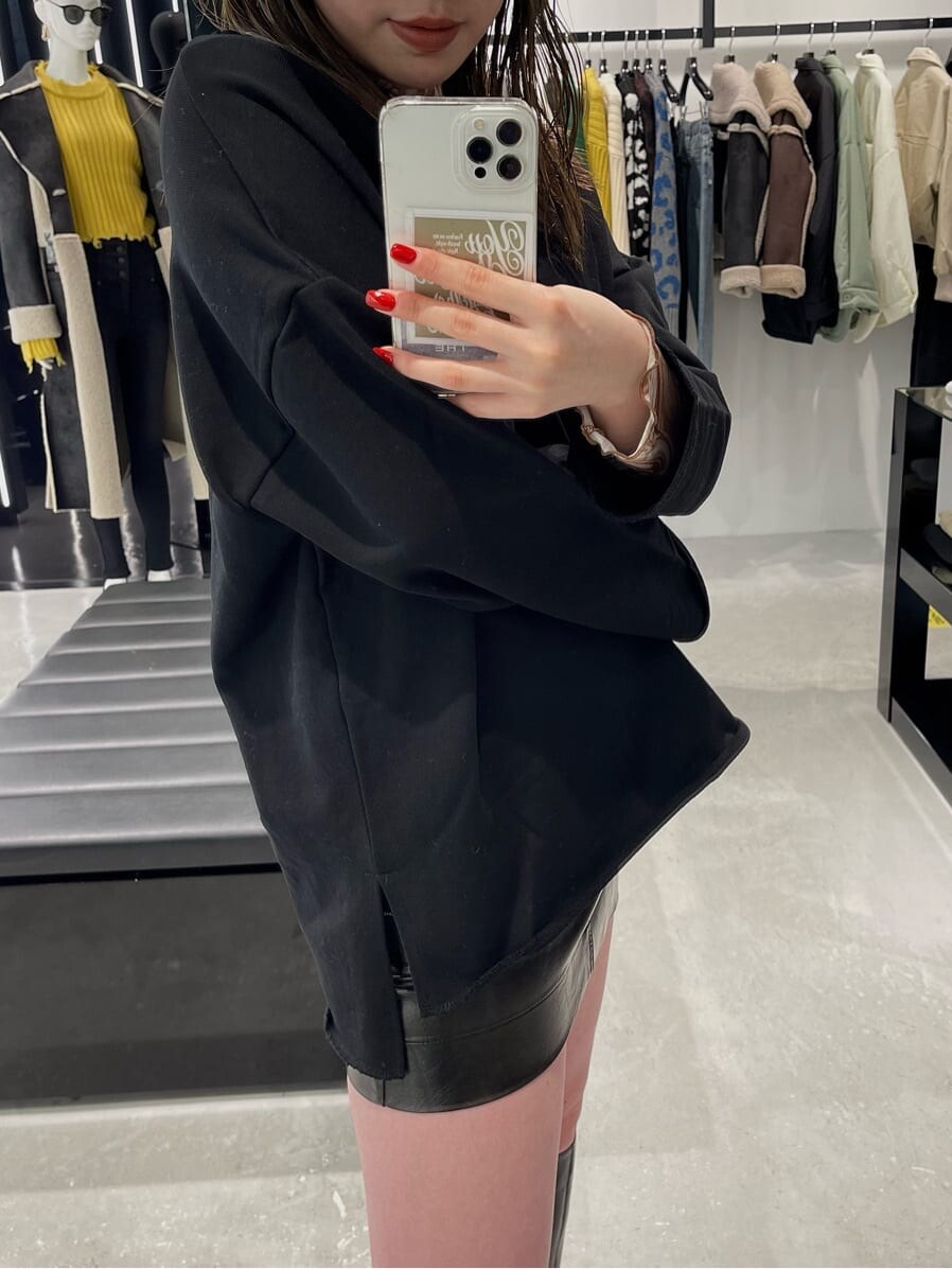 その他のTシャツ/カットソー、ブラック系のハンドバッグ、ブラック系のTシャツ/カットソーを着用したレディースの冬コーディネートの5枚目の写真