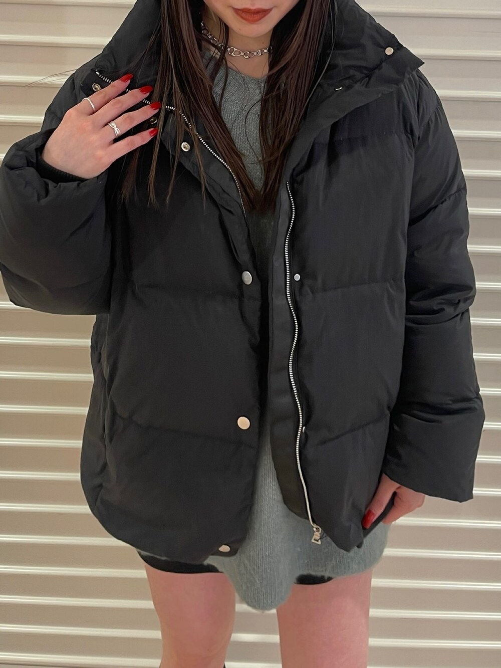 ブラック系のダウンジャケット/コート、ブルー系のニット/セーターを着用したレディースの冬コーディネートの5枚目の写真