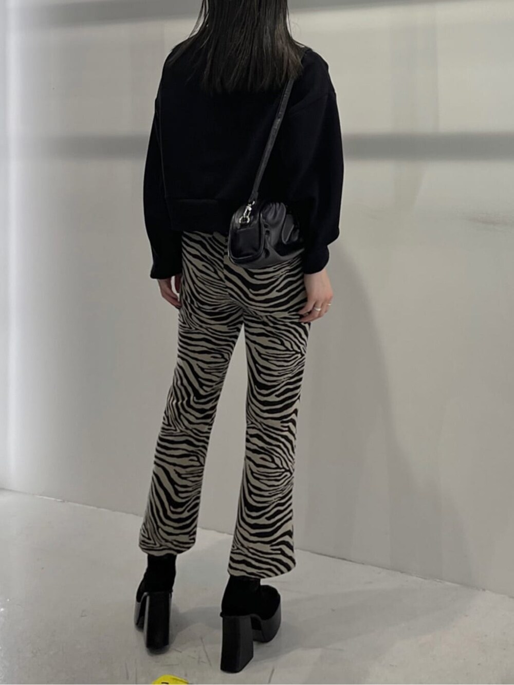 ブラック系のブーツ、その他のその他パンツ、ブラック系のボディバッグ/ウエストポーチを着用したレディースの秋コーディネートの3枚目の写真