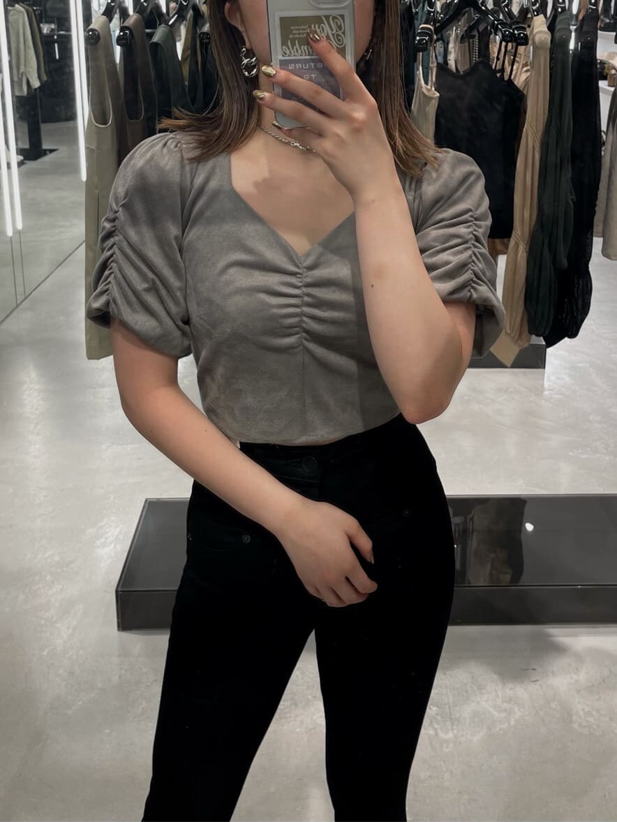 ブラック系のサンダル、ブラック系のデニムパンツ、グレー系のTシャツ/カットソーを着用したレディースの夏コーディネートの5枚目の写真