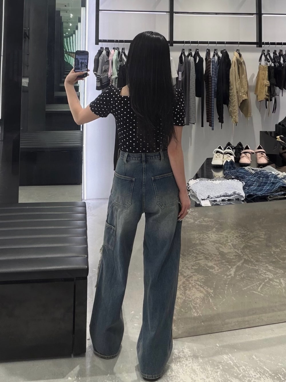 ブルー系のデニムパンツ、その他のTシャツ/カットソー、ブラック系のブーツを着用したレディースの春コーディネートの3枚目の写真