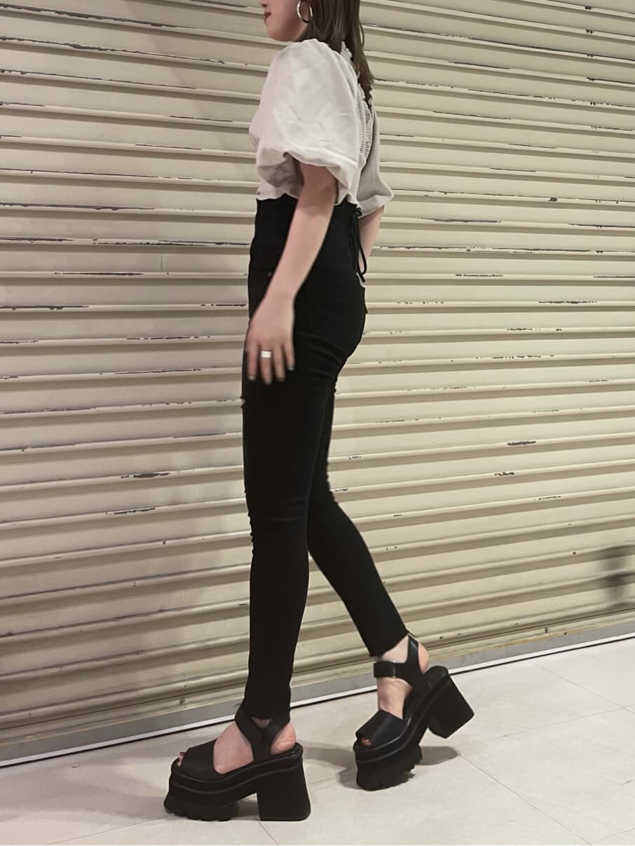 ブラック系のサンダル、ブラック系のデニムパンツ、ホワイト系のシャツ/ブラウスを着用したレディースの夏コーディネートの3枚目の写真