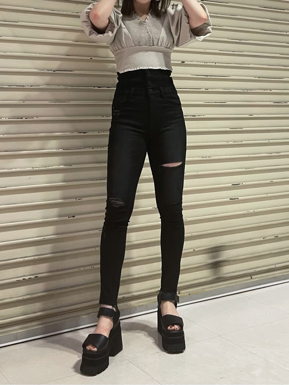 ブラック系のサンダル、ブラック系のデニムパンツ、ホワイト系のシャツ/ブラウスを着用したレディースの夏コーディネートの2枚目の写真