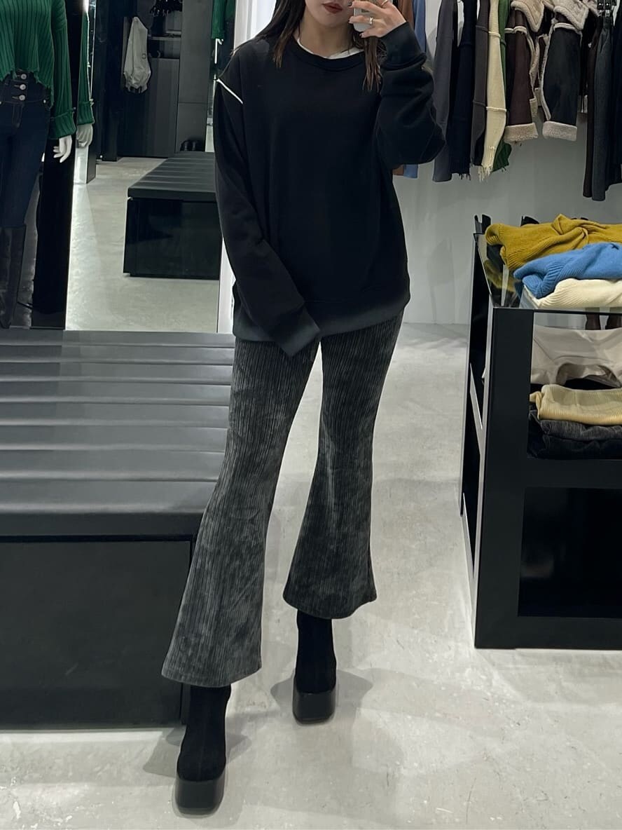 ブラック系のブーツ、グレー系のその他パンツ、ブラック系のTシャツ/カットソーを着用したレディースの秋コーディネートの3枚目の写真