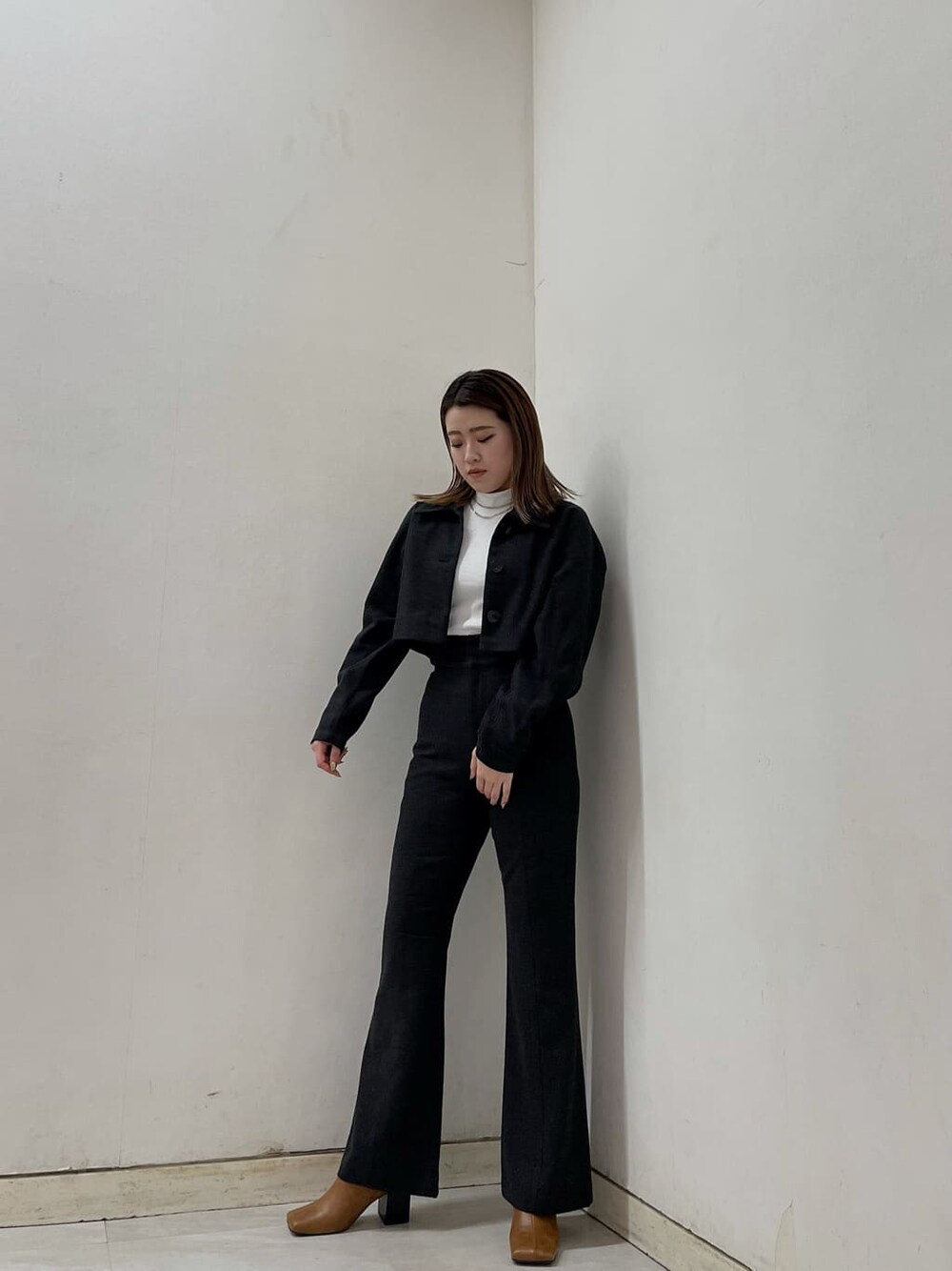 グレー系のその他アウター、グレー系のその他パンツ、ブラウン系のブーツを着用したレディースの夏コーディネートの5枚目の写真