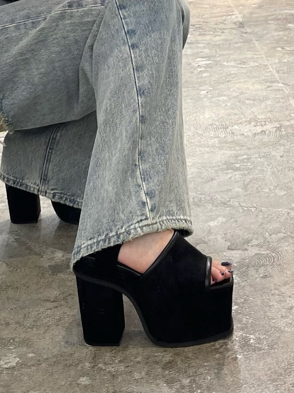 ブルー系のデニムパンツ、グレー系のタンクトップ、ブラック系のサンダルを着用したレディースの夏コーディネートの5枚目の写真