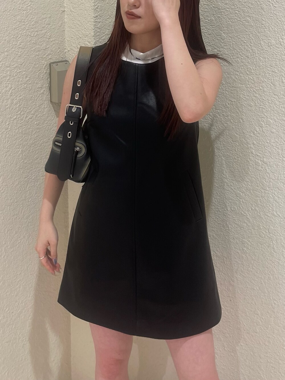 ブラック系のワンピース、ホワイト系のタンクトップ、ブラック系のブーツを着用したレディースの夏コーディネートの6枚目の写真