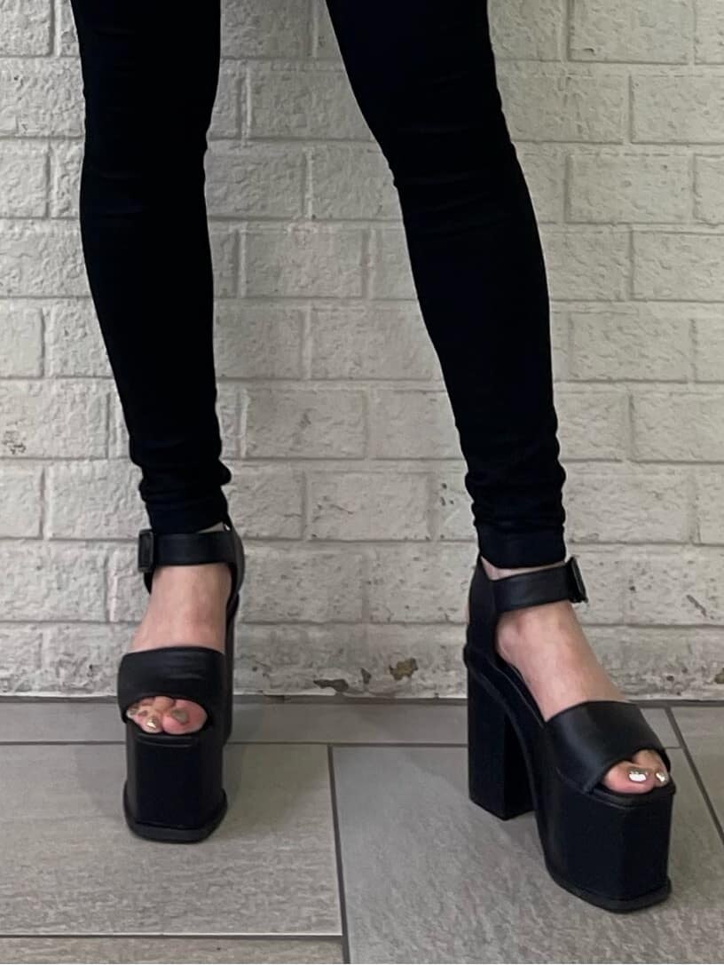 ブラック系のサンダル、ブルー系のTシャツ/カットソー、ブラック系のデニムパンツを着用したレディースの夏コーディネートの5枚目の写真