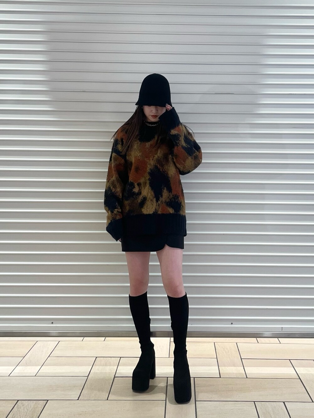 その他のニット/セーター、ブラック系のスカート、ブラック系のブーツを着用したレディースの秋コーディネートの2枚目の写真